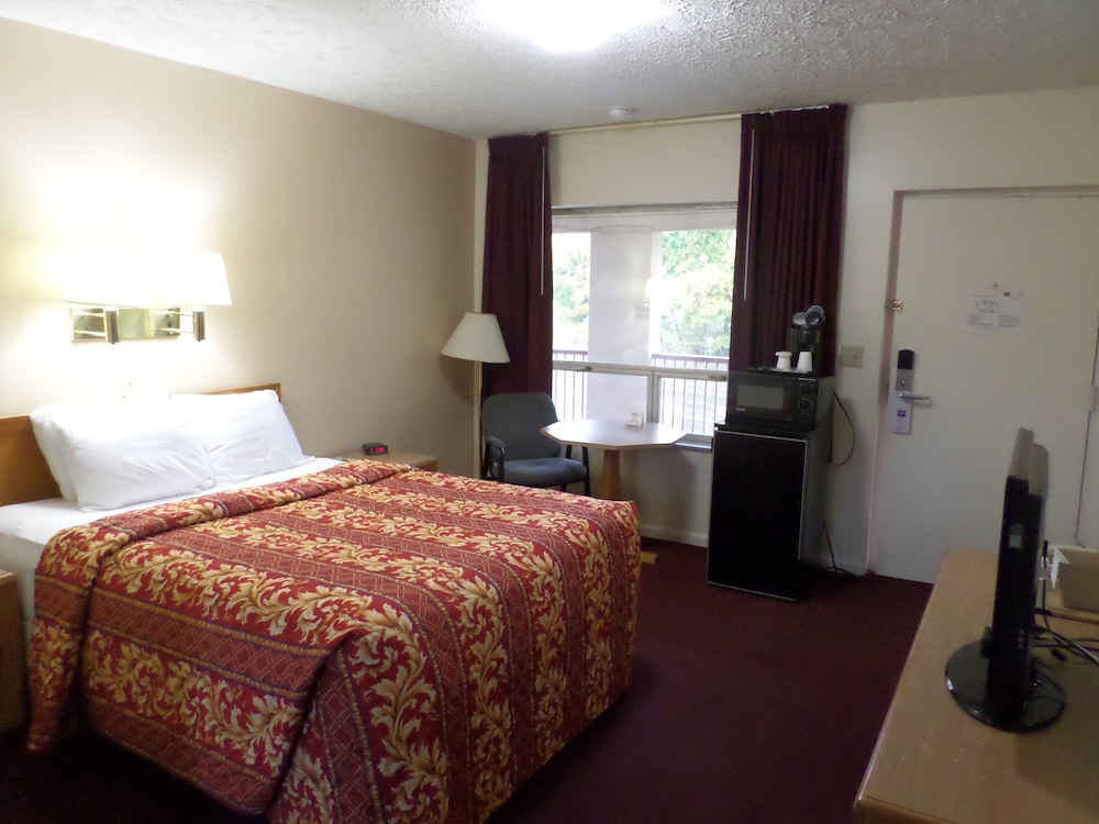 Knights Inn Oswego East 25/59