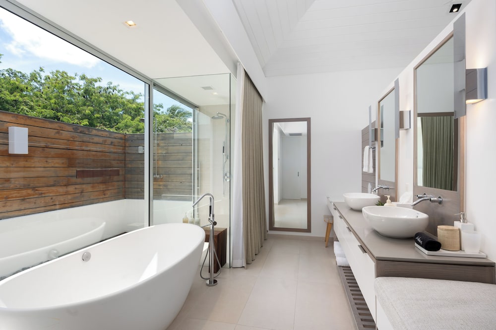 5 Bedrooms, Villa, Twin Beds, 4 King Beds, Beach Front, North Wing
