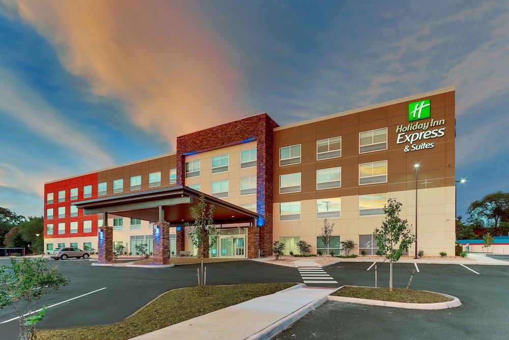 Holiday Inn Express and Suites Roanoke Civic Center 1/34