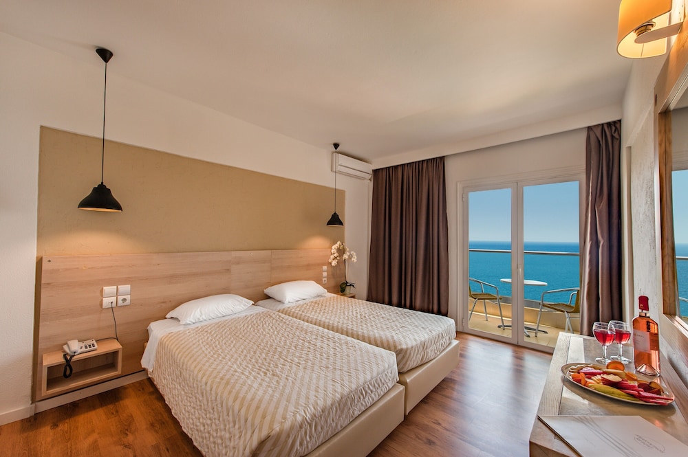 Classic, Twin Beds, Lateral Side Sea View