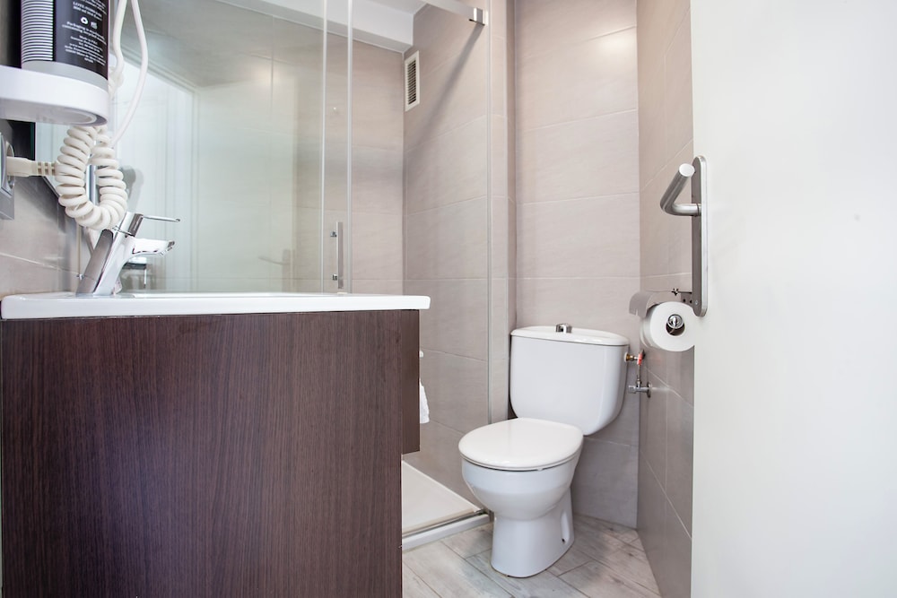 1 BEDROOM, STUDIO, PARTIAL SEA VIEW