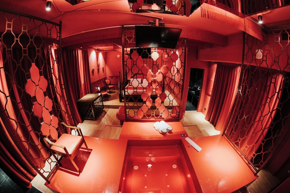 Emotional Grand Motel 33/50