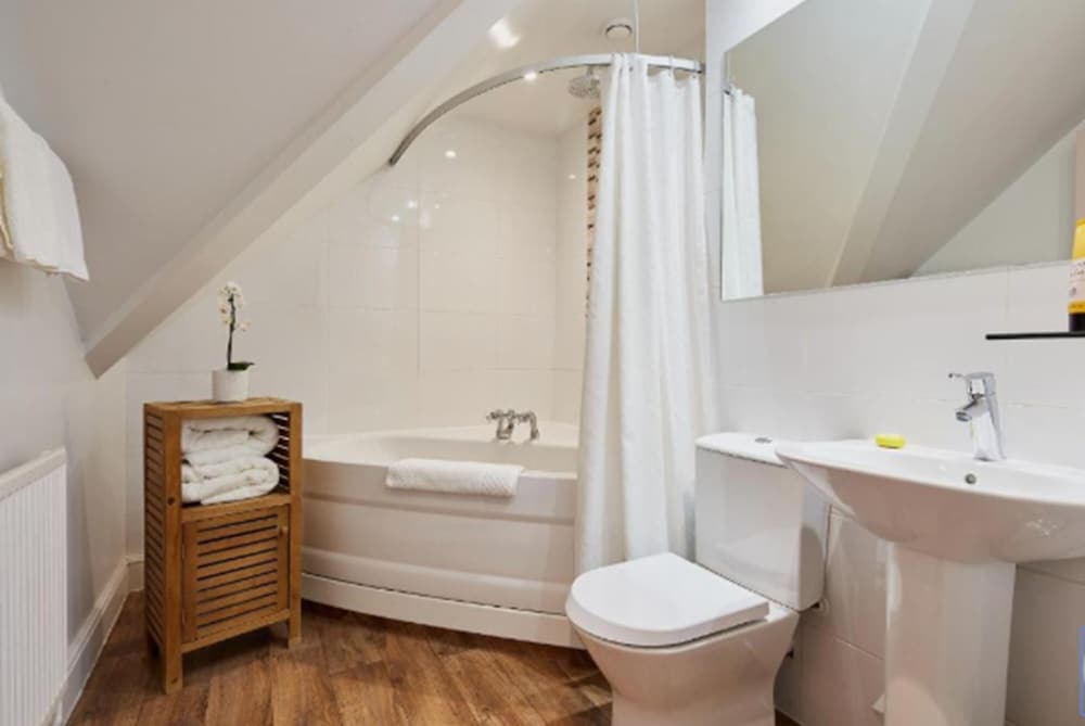 Mandolay Hotel Guildford 17/37