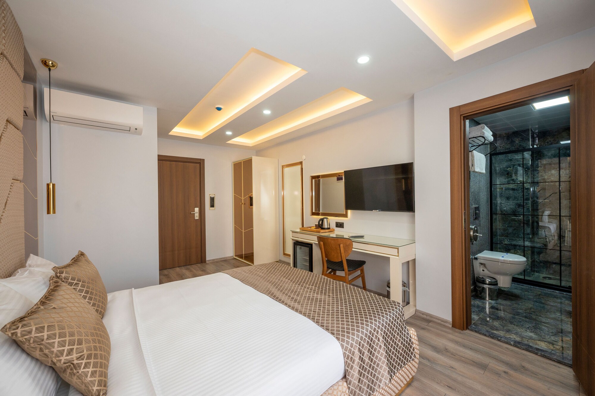 DELUXE, DOUBLE OR TWIN BED