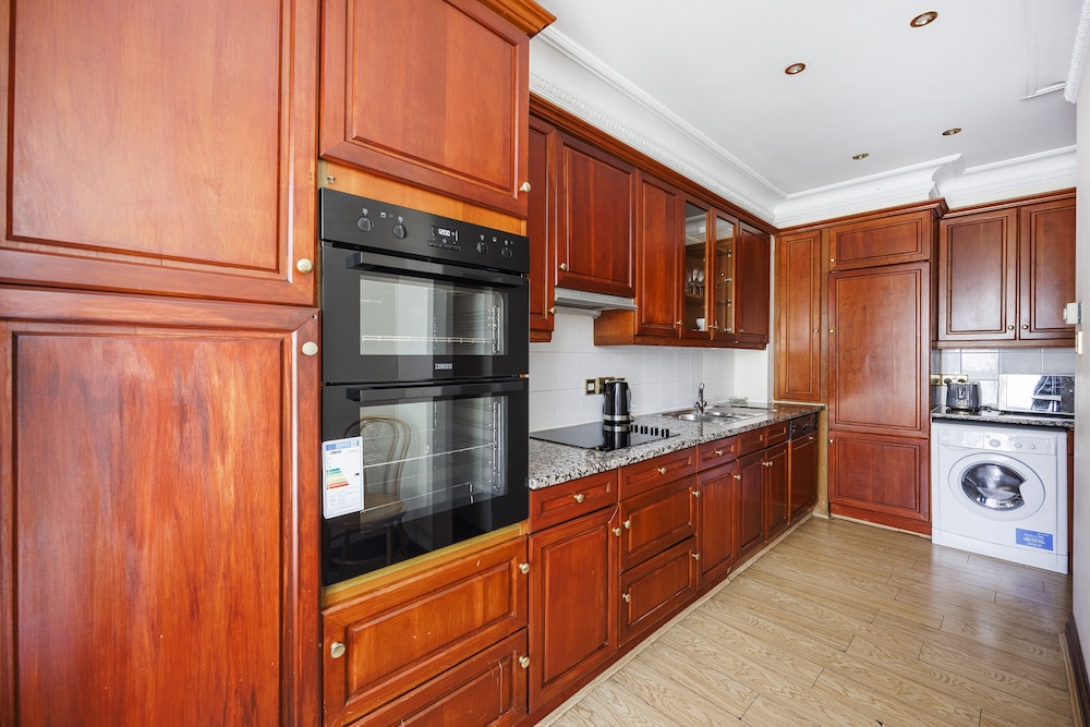 Carlton Court 3/50