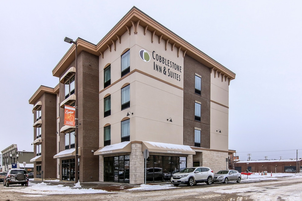 Cobblestone Inn & Suites at UW Stout Downtown Menomonie 1/54