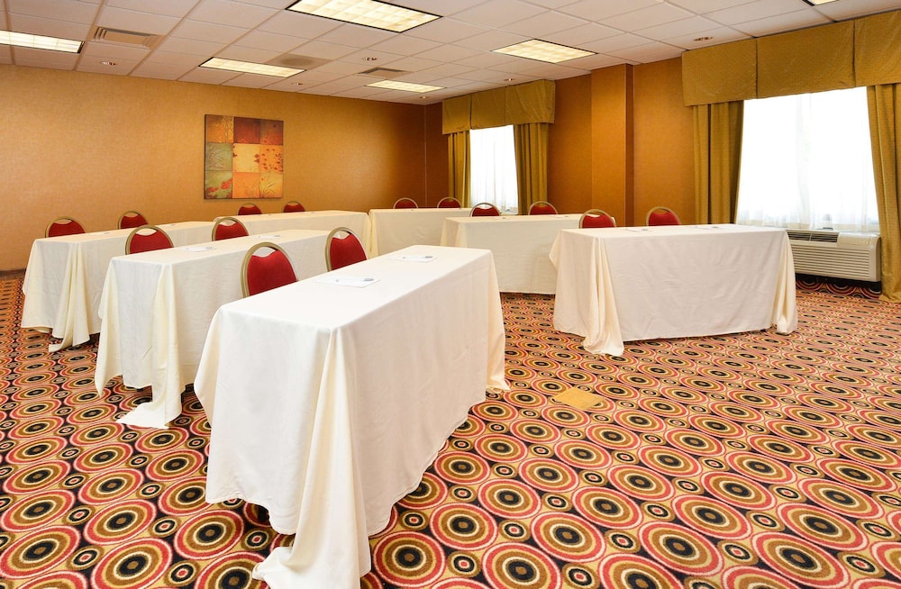 Hampton Inn Utica 28/31