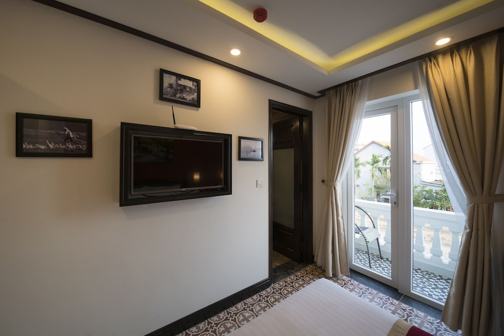Golden Bell Backpacker Hotel and Pool Bar 52/59