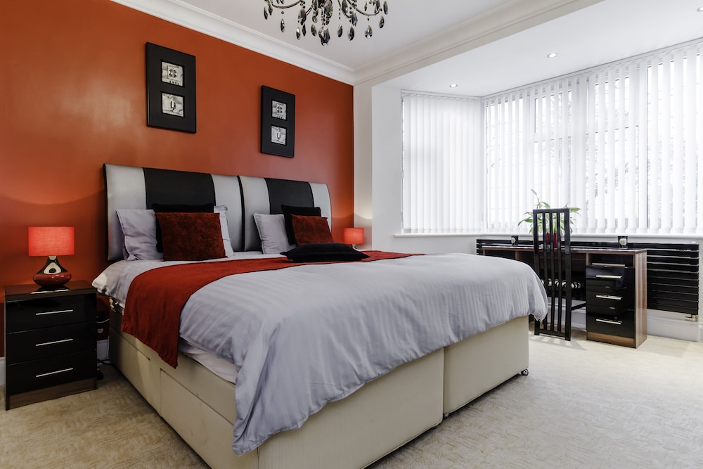 CHERRY, DOUBLE BED, SHARED BATHROOM