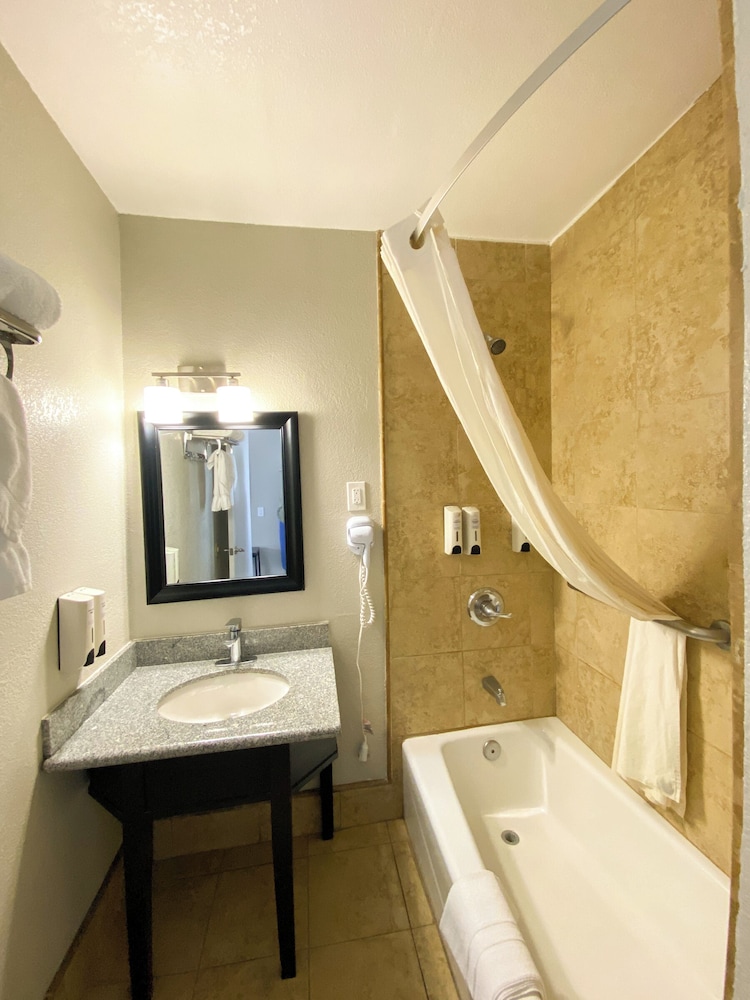 Rockview Inn And Suites 51/54