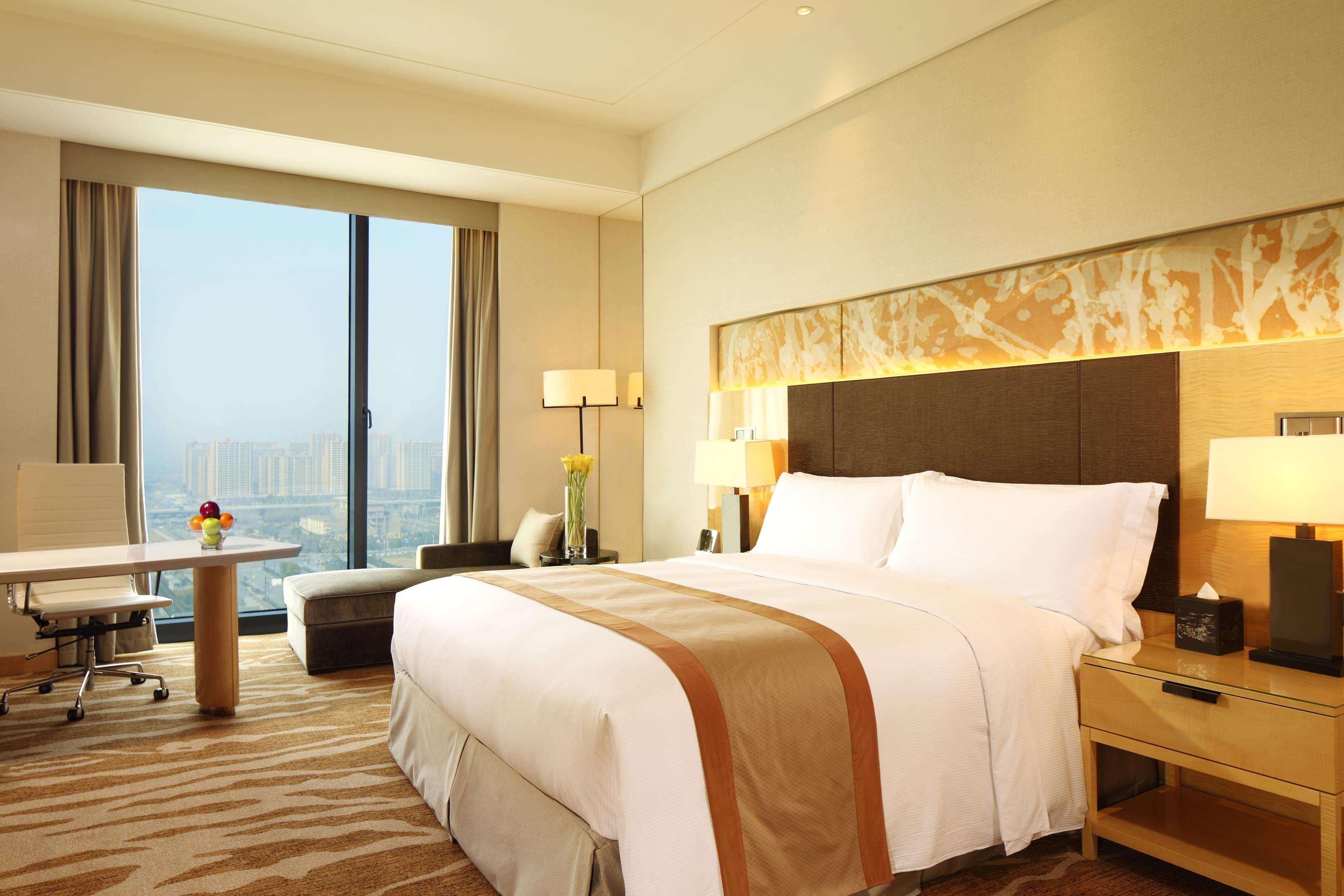 DELUXE, KING BED, CITY VIEW
