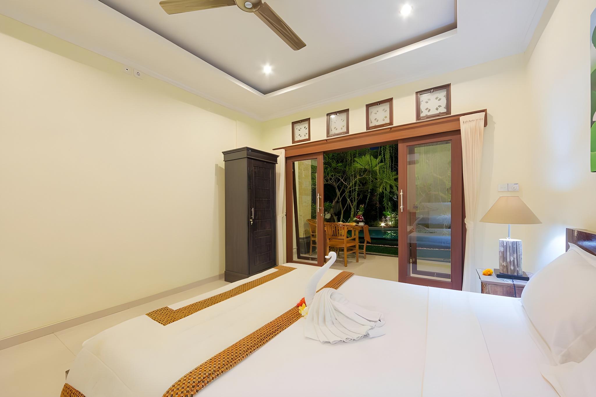 King Bed, Pool Access