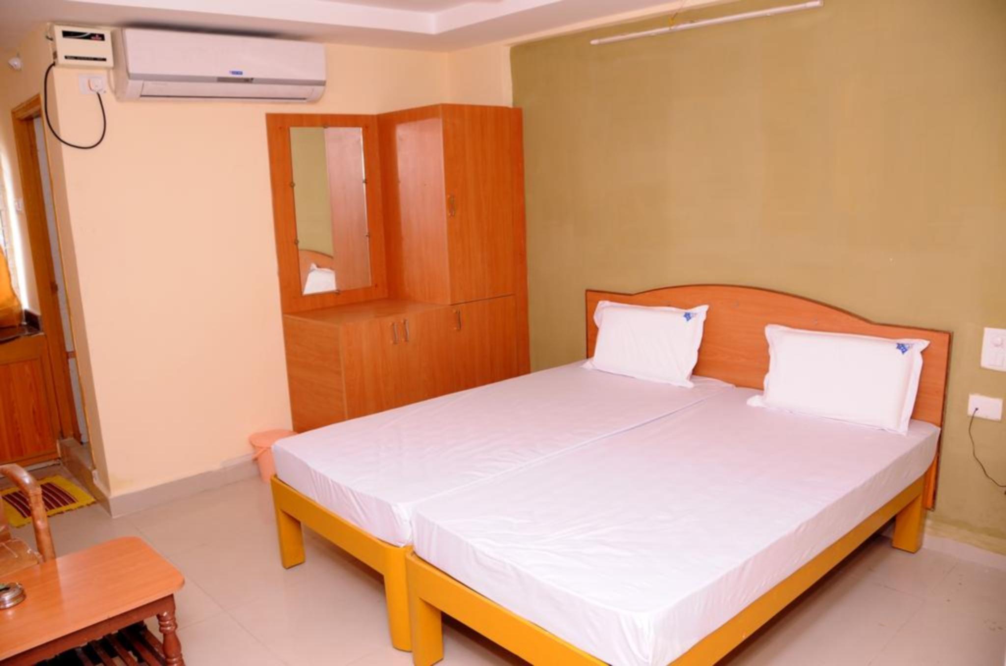 Standard, Twin Beds, with Fan
