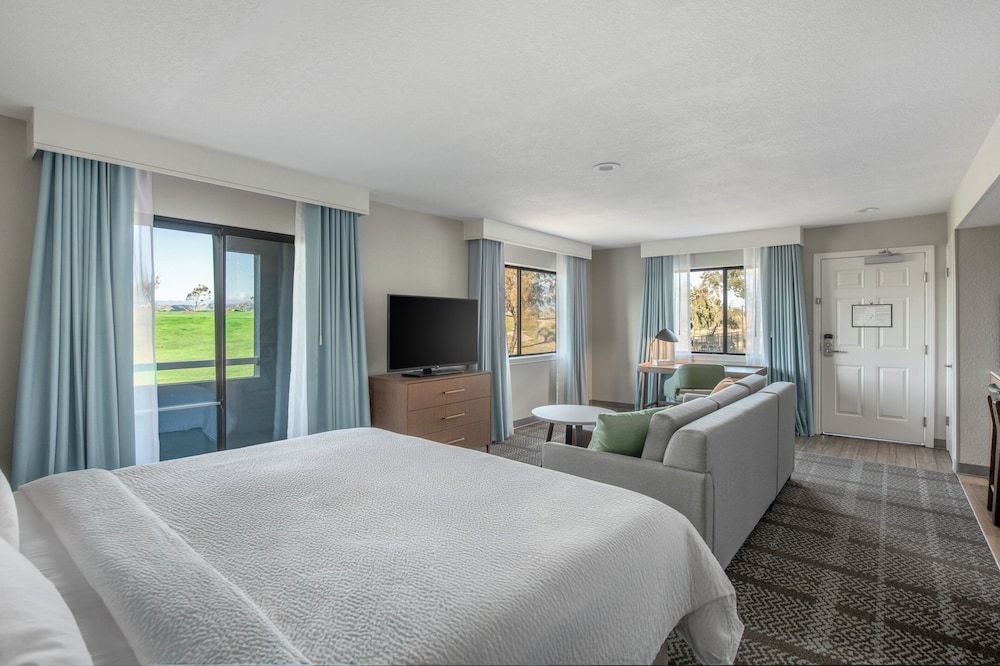 Bi Level, Loft, Suite, 2 Queen Beds, Golf Course View, Kitchen