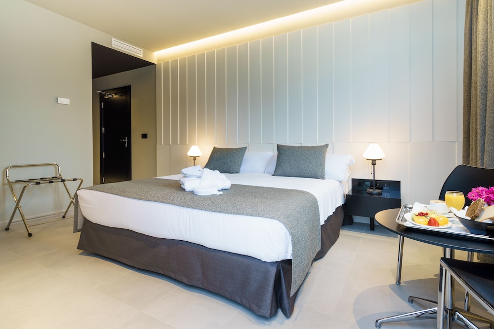ROOM, DOUBLE OR TWIN BED