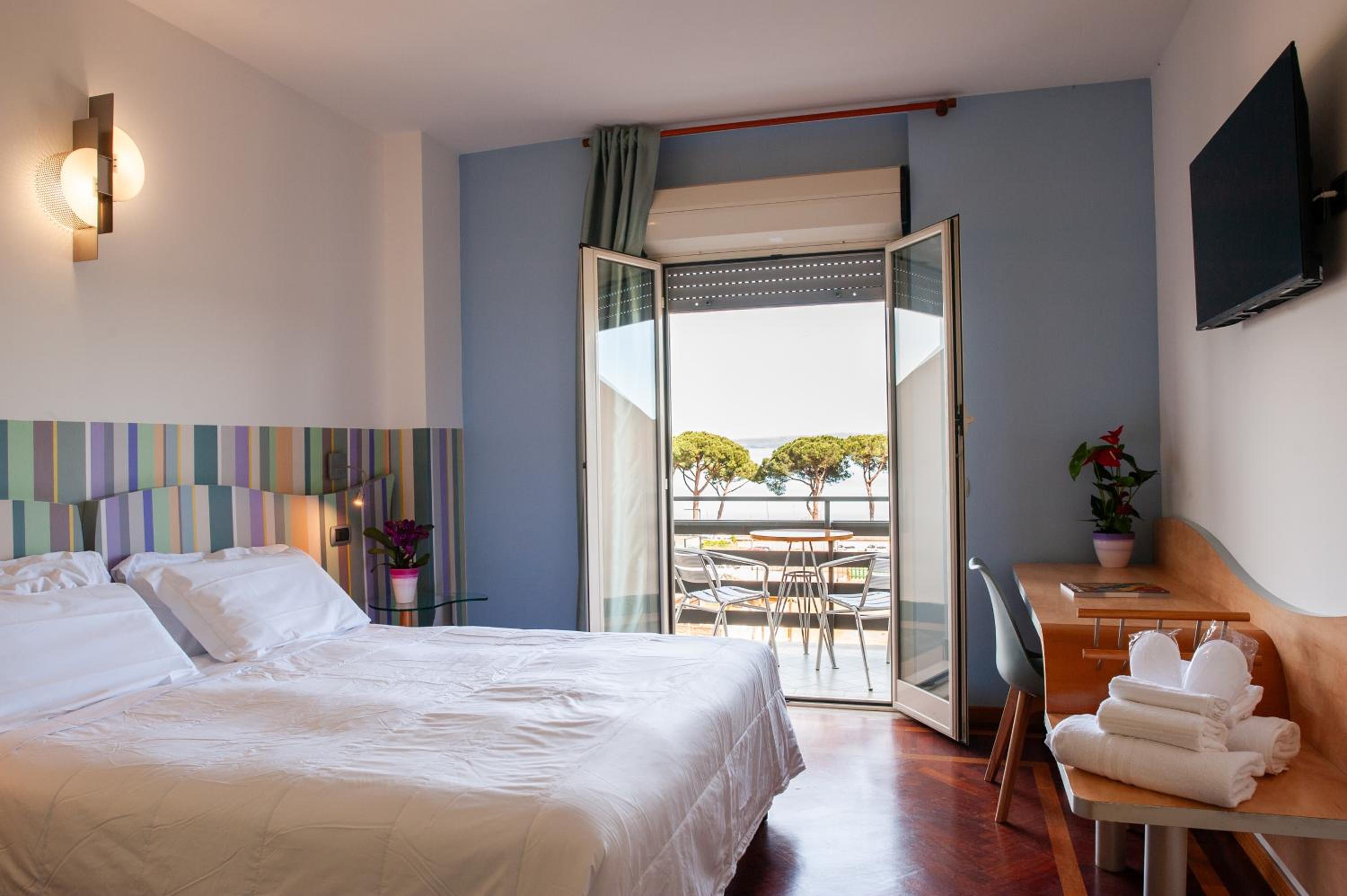 Deluxe, Double or Twin Bed, Lake View