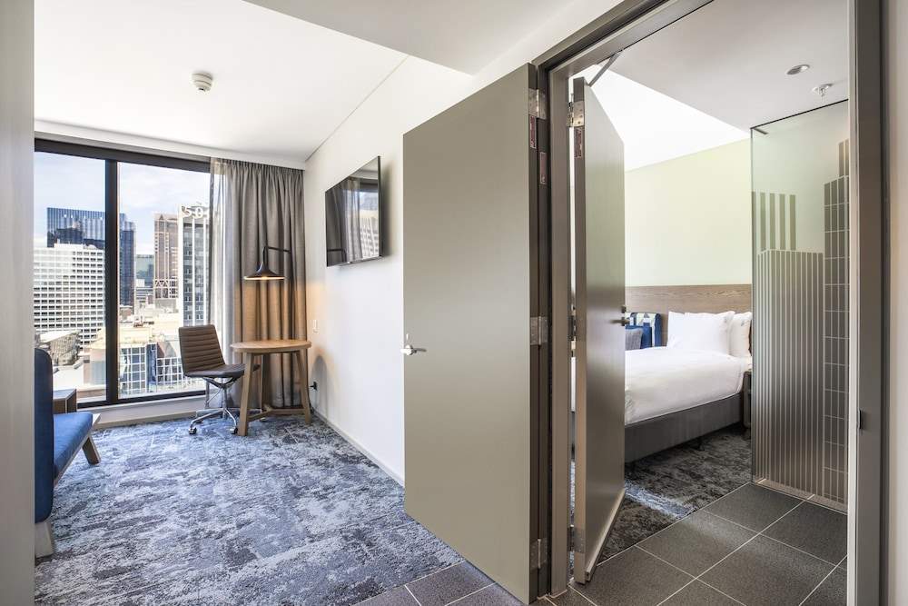 Holiday Inn Express Melbourne Little Collins 24/74