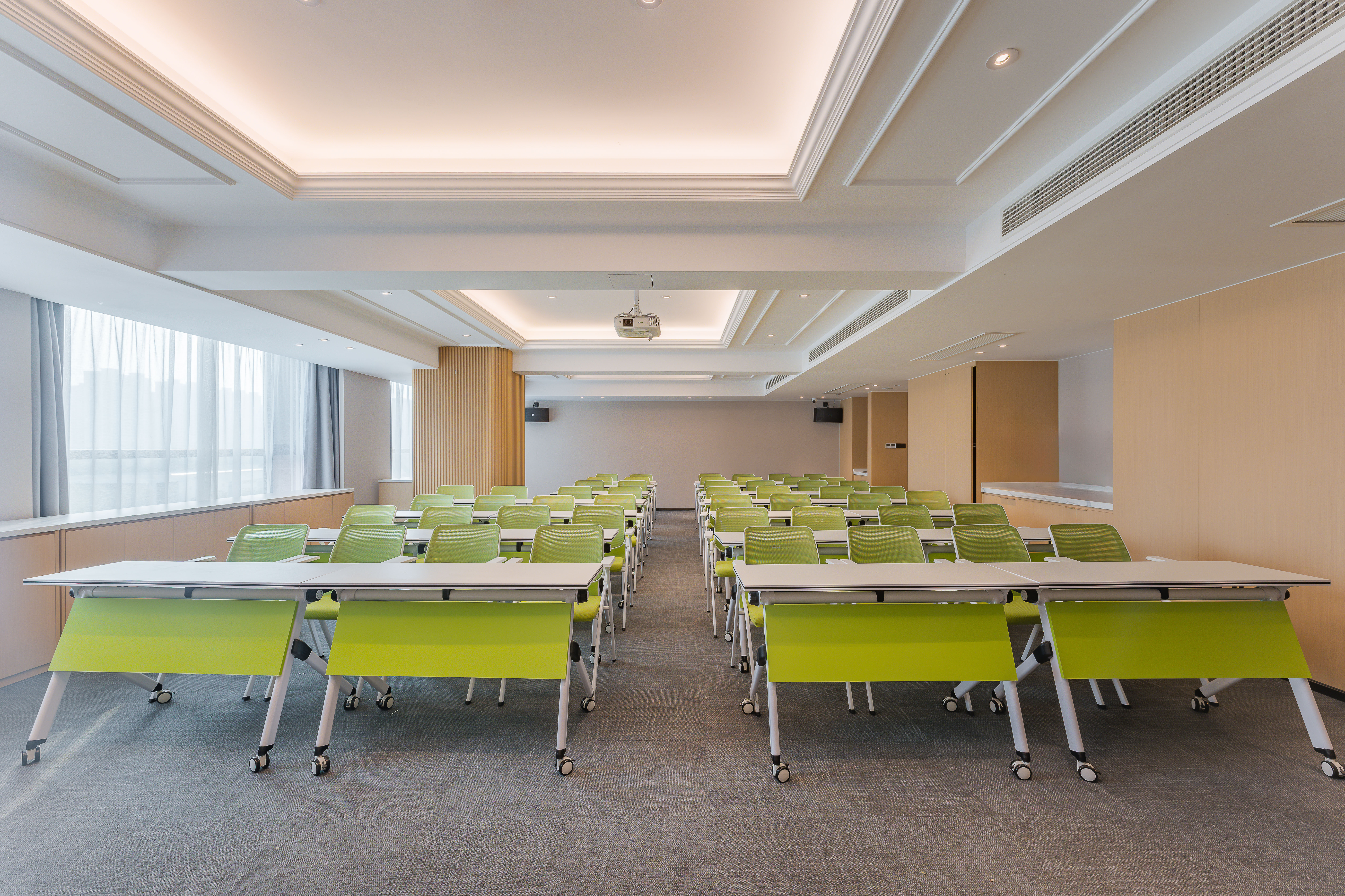 Holiday Inn Express Hangzhou Qianjiang CenturyCity 50/55