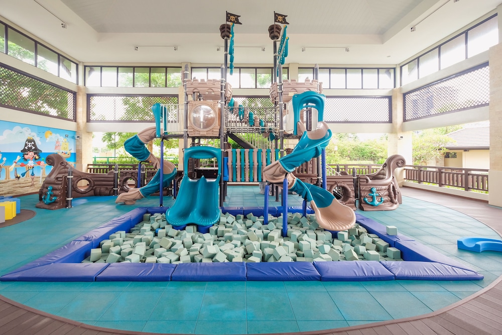 Crimson Resort and Spa Mactan 35/50