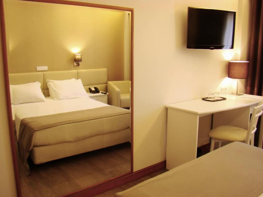 ROOM, DOUBLE BED