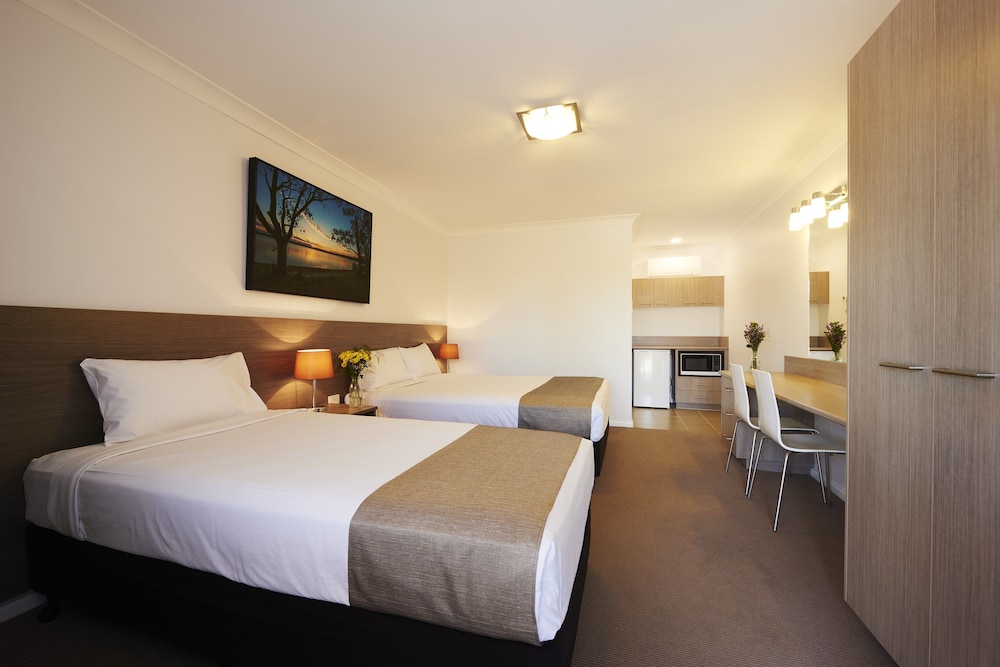 ADELONG MOTEL 15/29