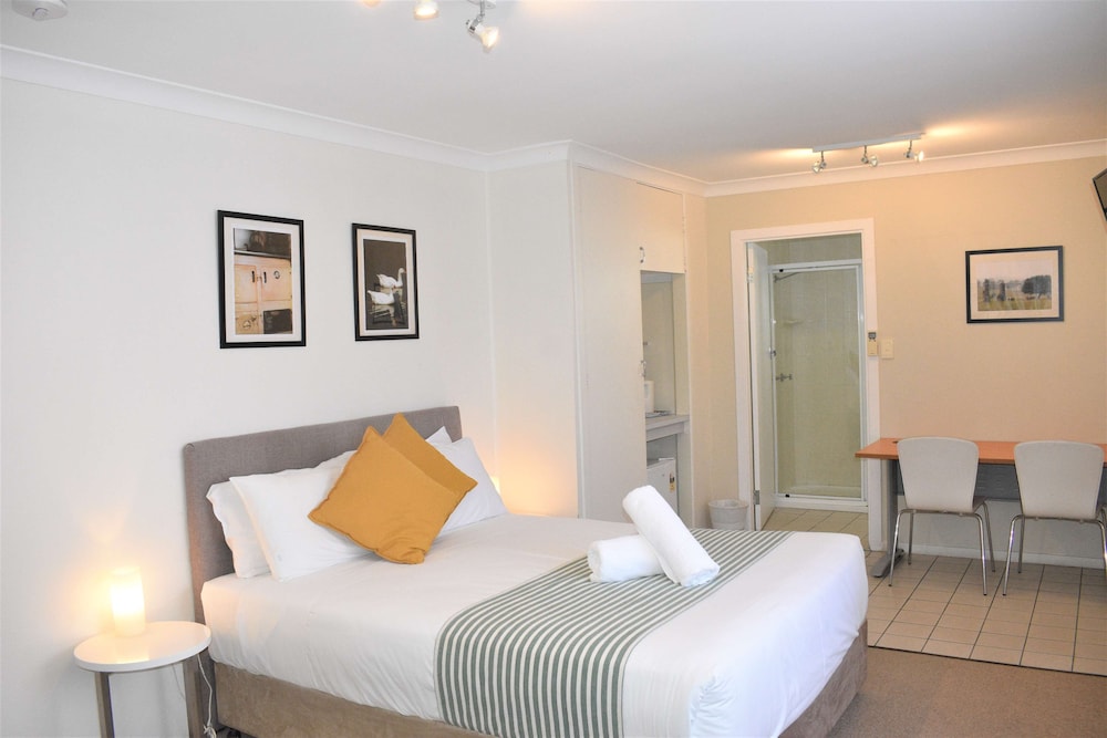 The Henry Parkes Tenterfield Ex Best Western 11/46