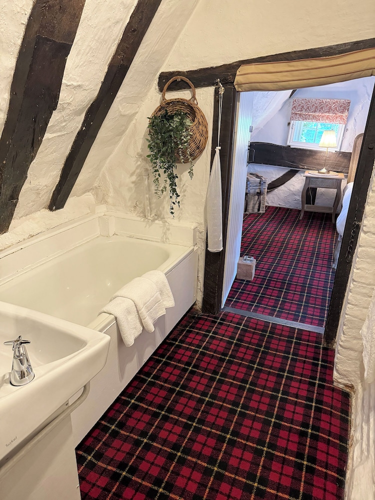 Thatched Cottage 40/67