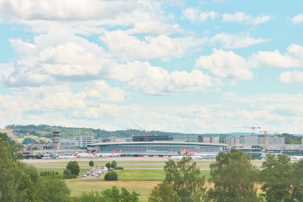 HOLIDAY INN EXPRESS ZURICH AIRPORT 3/80