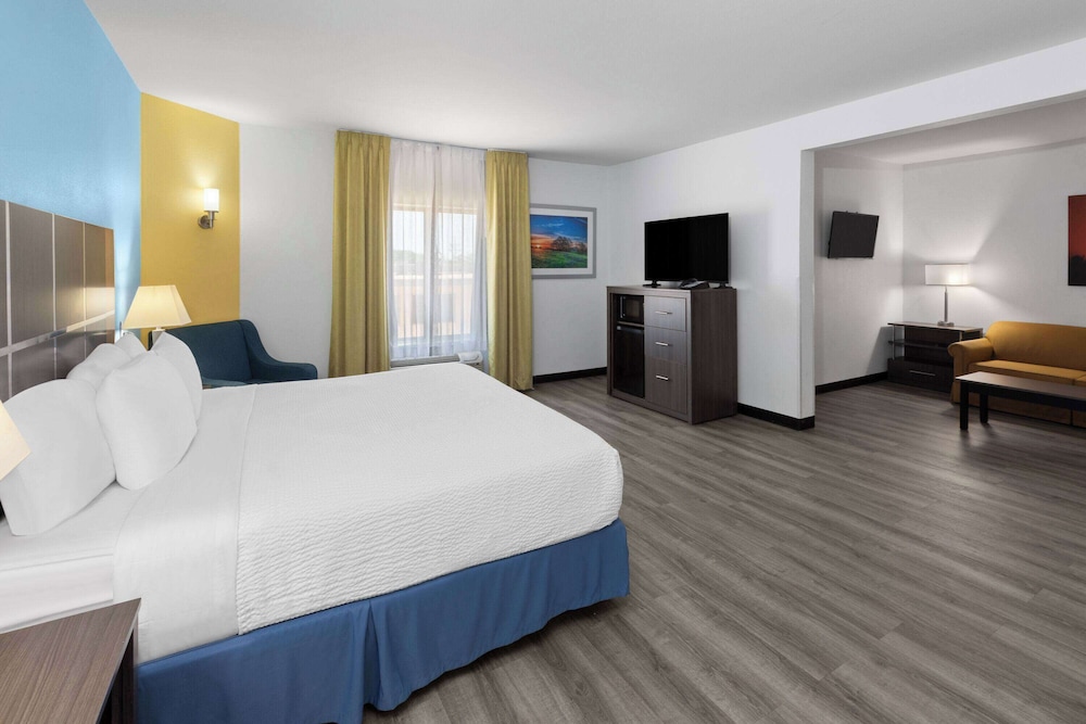 Deluxe, Suite, King Bed, Accessible