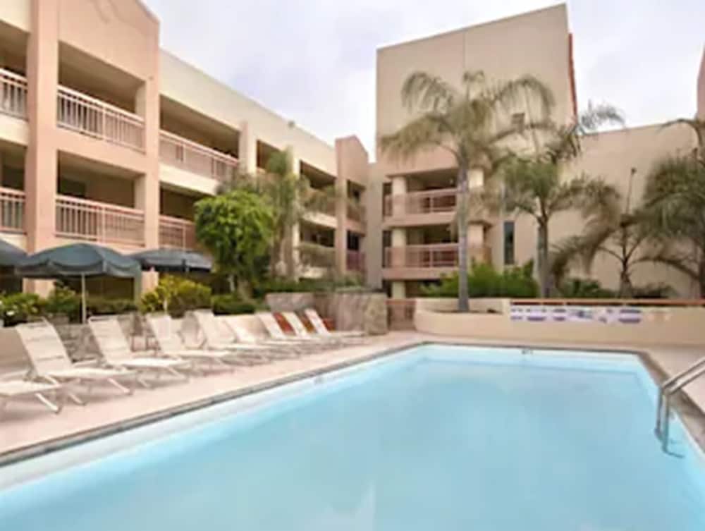 Ramada by Wyndham Hawthorne LAX / LA Stadium 1/38
