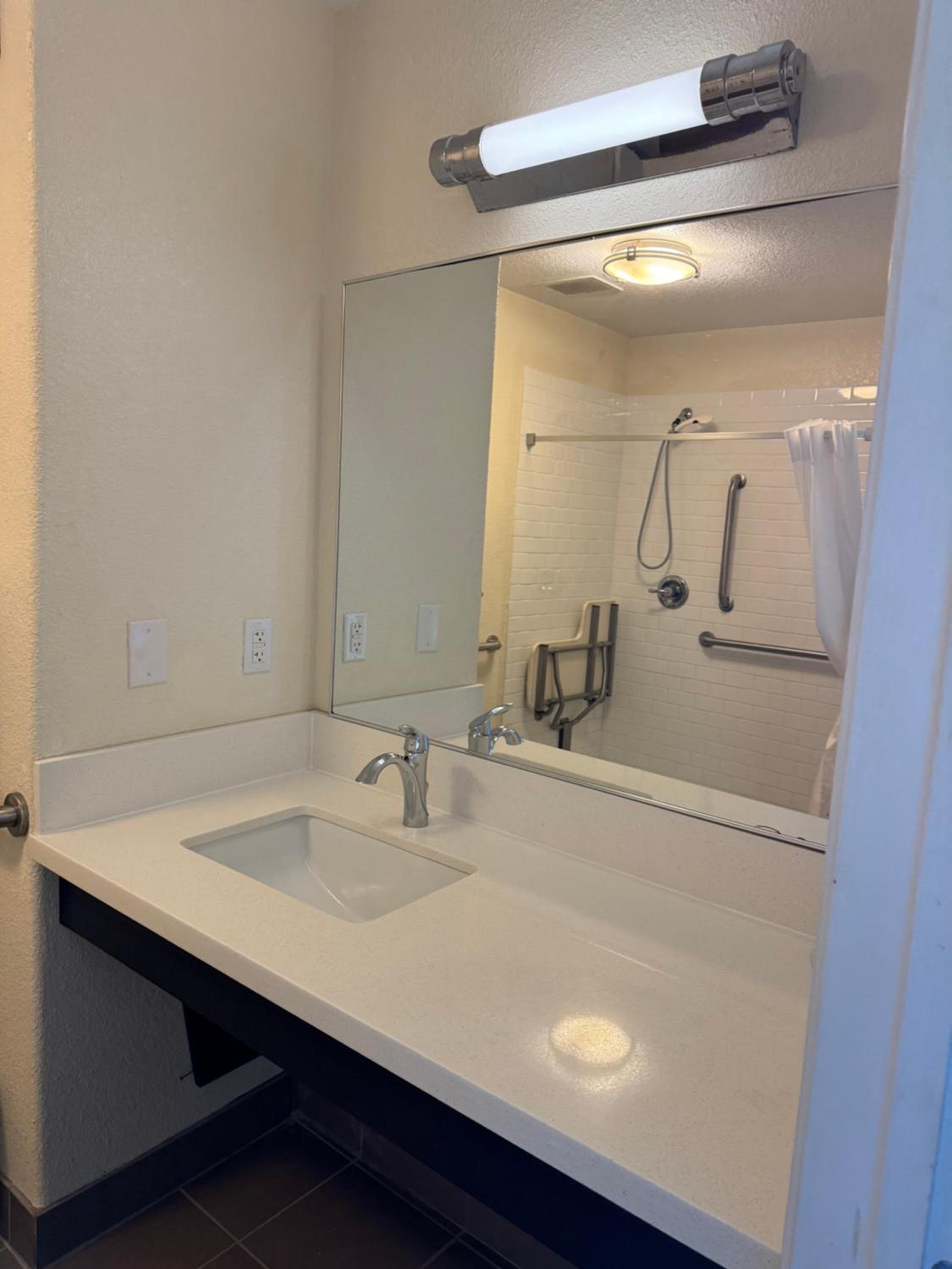 جناح بسرير كينج بغرفة نوم واحدة مع أريكة لذوي الإعاقة، Candlewood Suites COTULLA 4/4