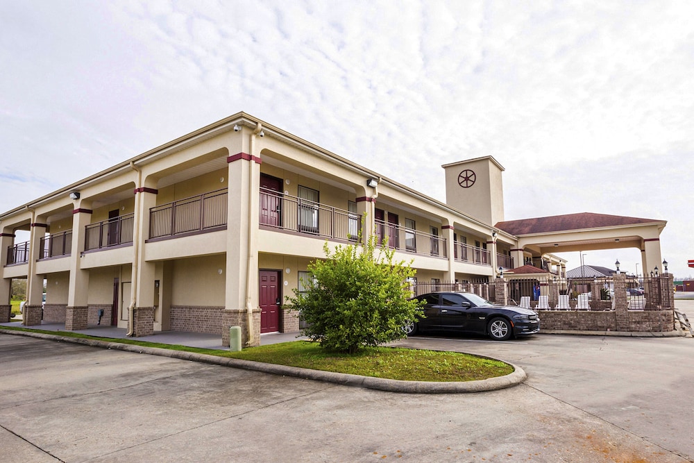 OYO Hotel LSU 8/70
