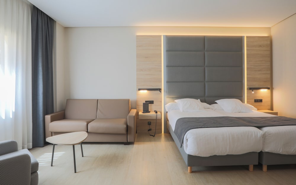 ROOM, QUINTUPLE