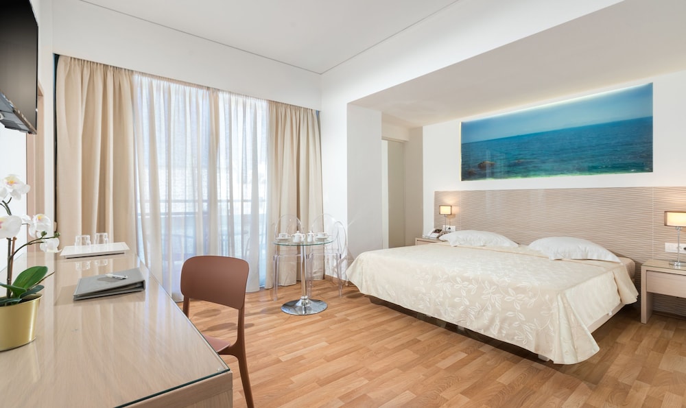 STUDIO, TWIN BEDS, CITY VIEW