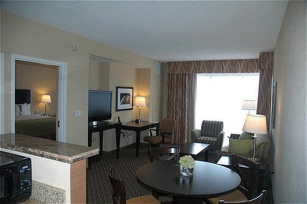 Holiday Inn Suites Memphis Wolfchase Galleria 58/79