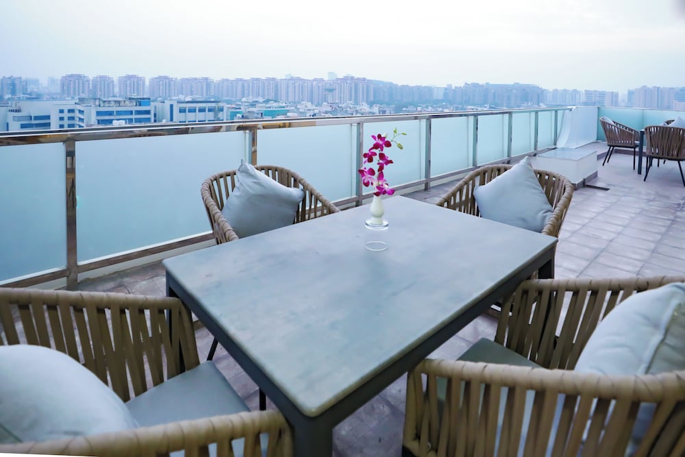 Regenta Suites Element One 40/50