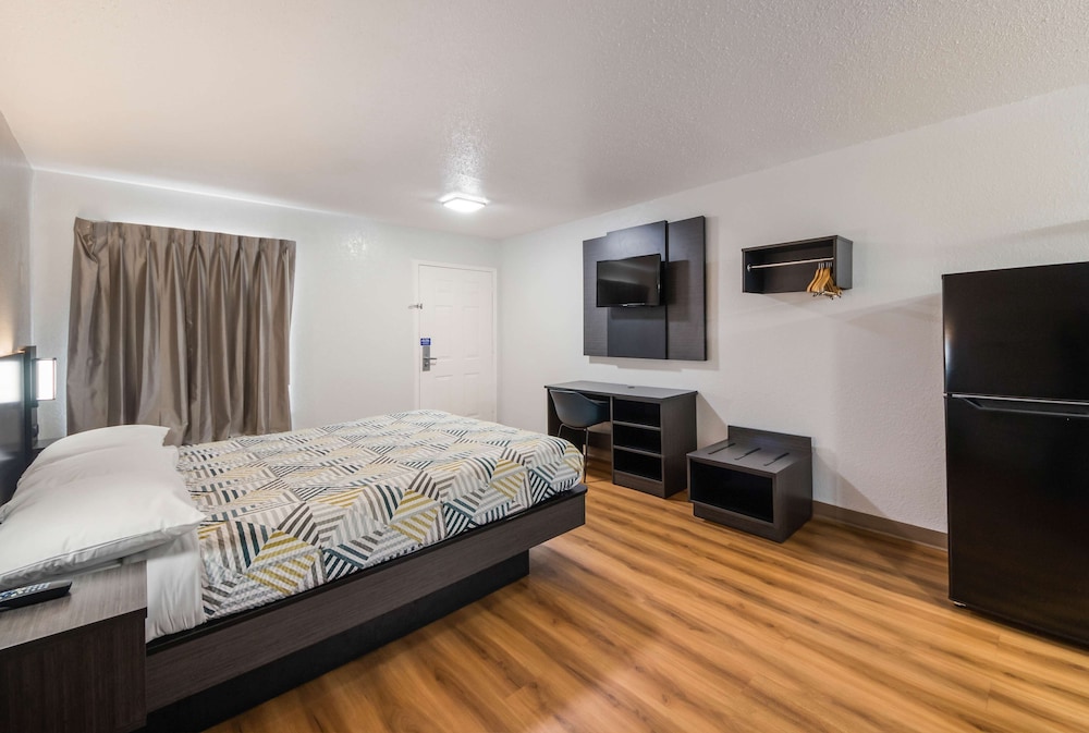 SUITE, KING BED, KITCHENETTE