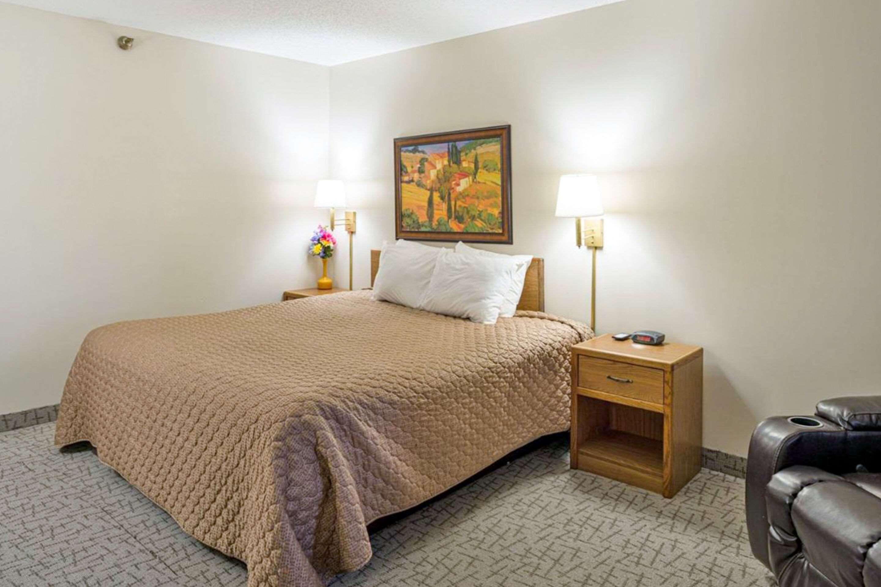 1 King Bed - Non-Smoking, Micfridge