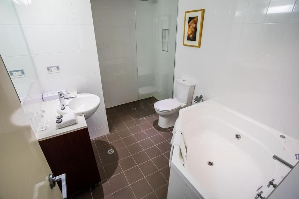 Spa, Suite, King Bed, River View, Amora Herencia Riverwalk Melbourne 6/7