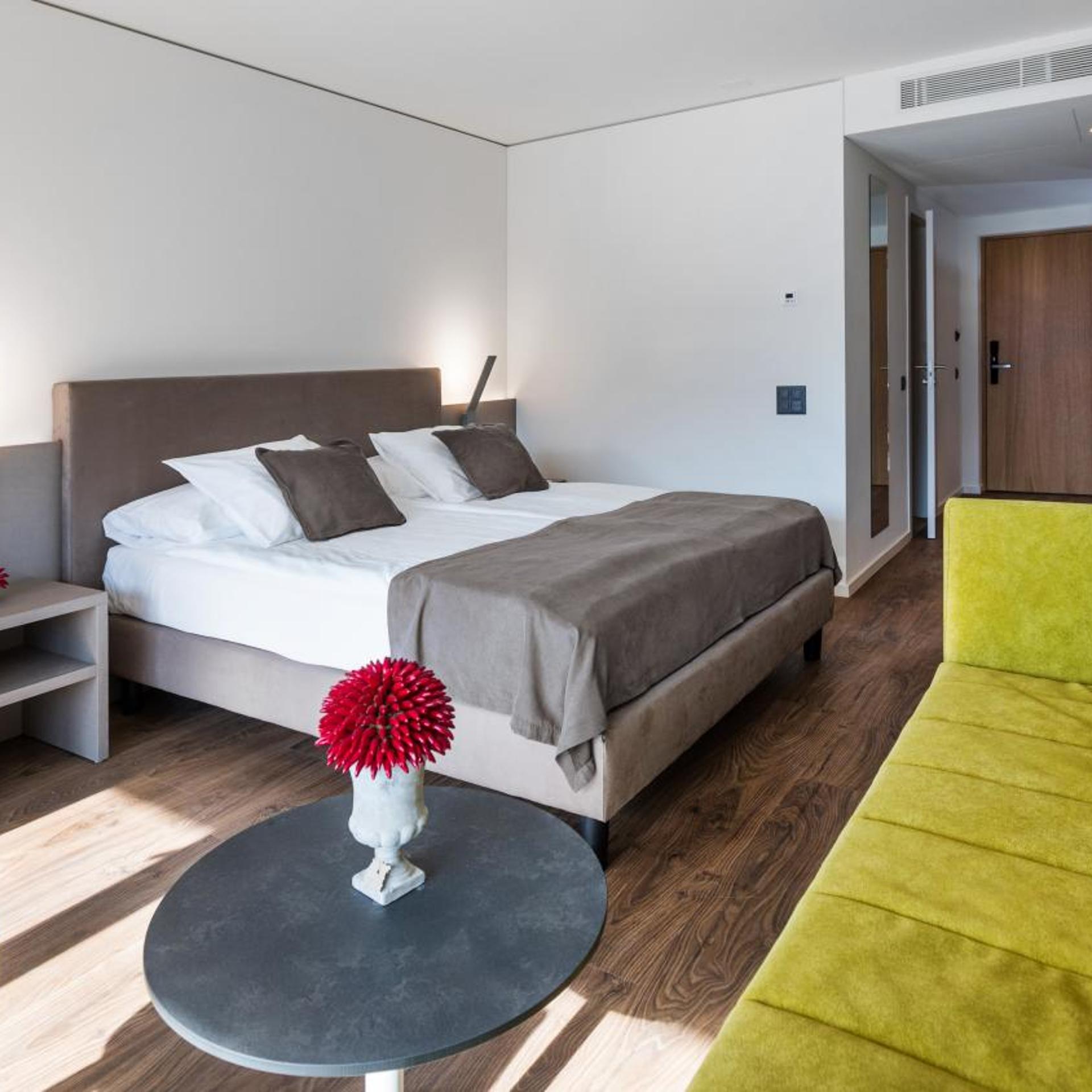 Room, Triple, Partial Lake View