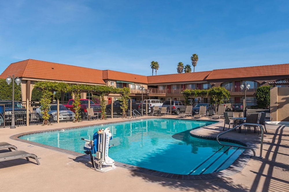 Laurel Inn & Conference Center 61/62