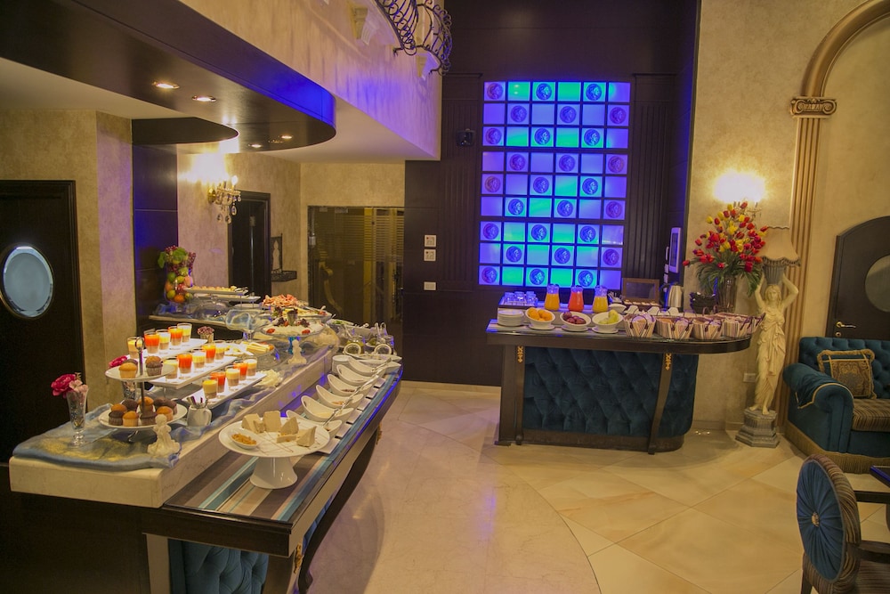 QUEENS SUITE HOTEL 52/61