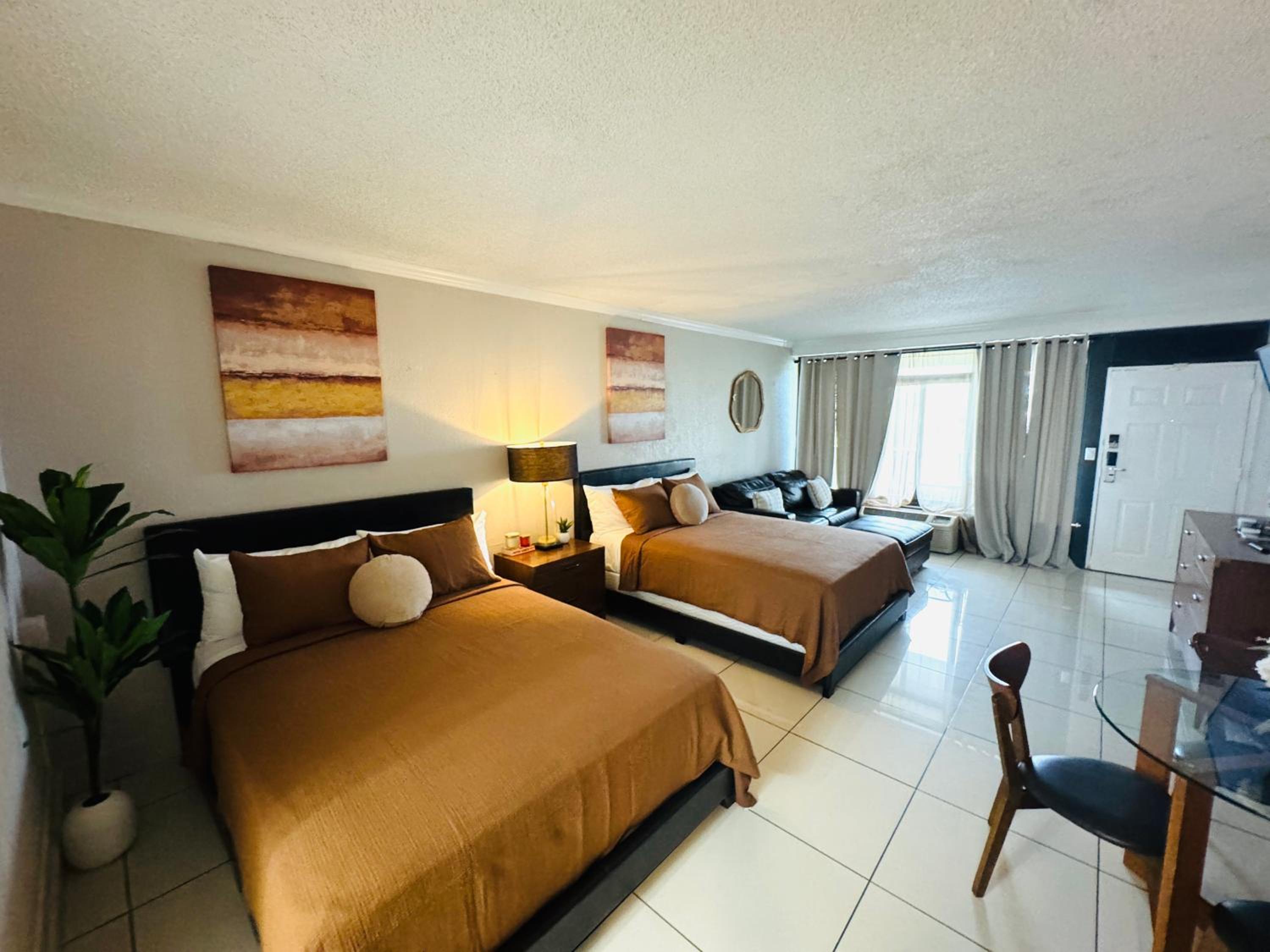 Deluxe, Queen Bed