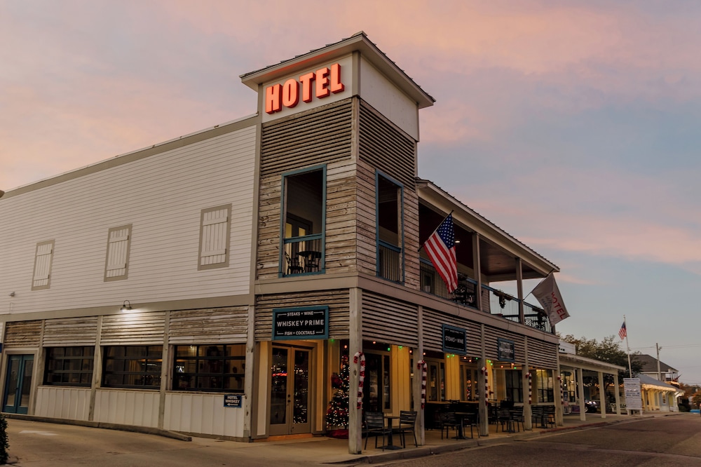 Hotel Whiskey in Pass Christian 3/45