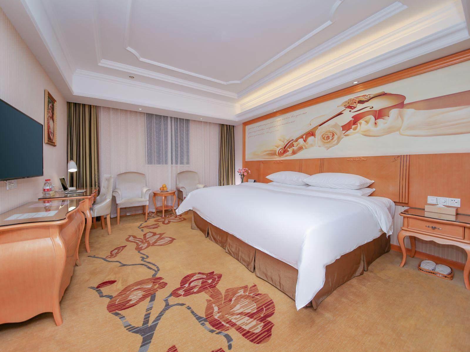 Vienna International Hotel (Wuhan Guanggu Railway Station Huanglongshan Metro Station) 7/23
