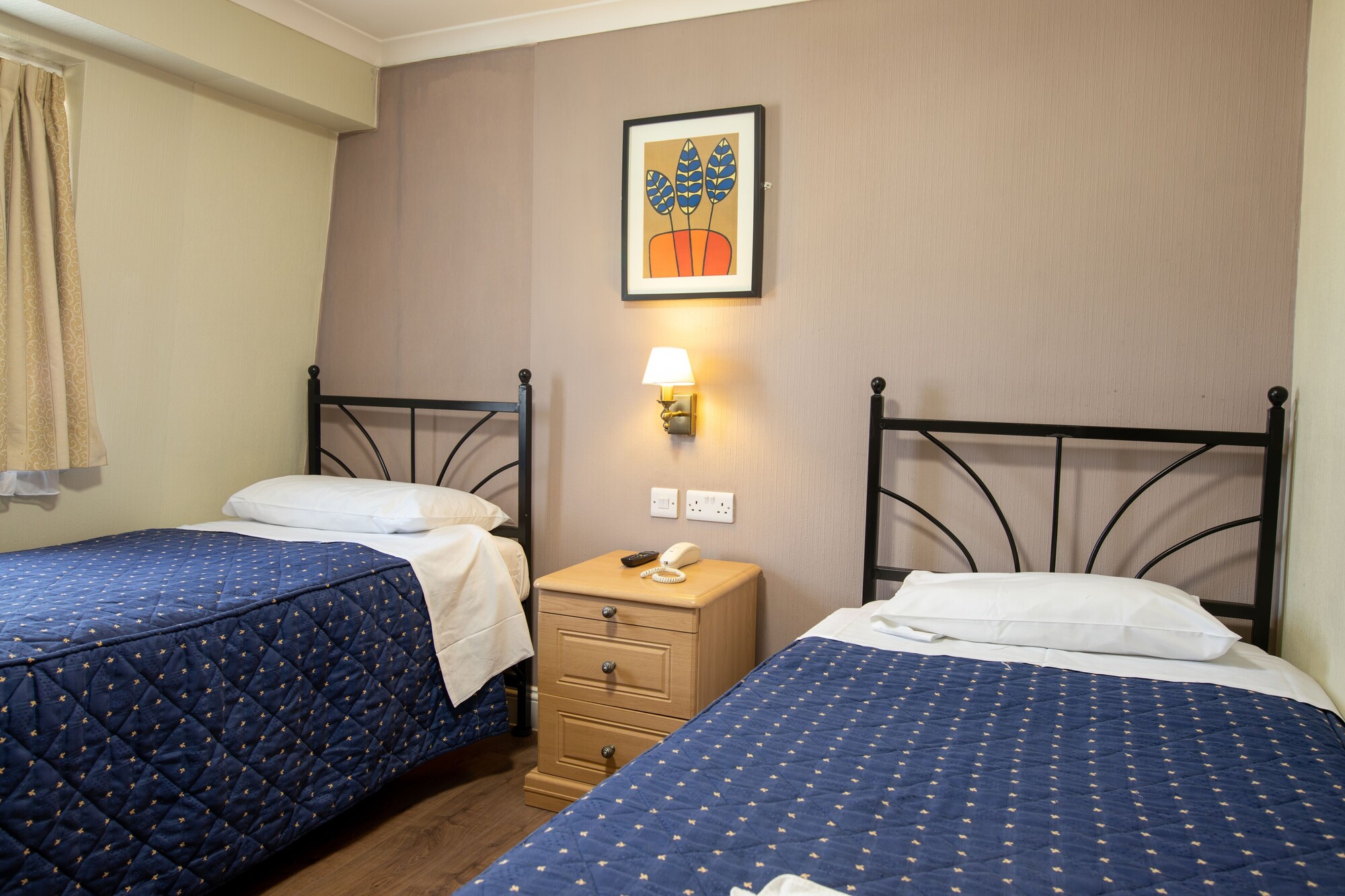 STANDARD, TWIN BEDS, SHARED BATHROOM