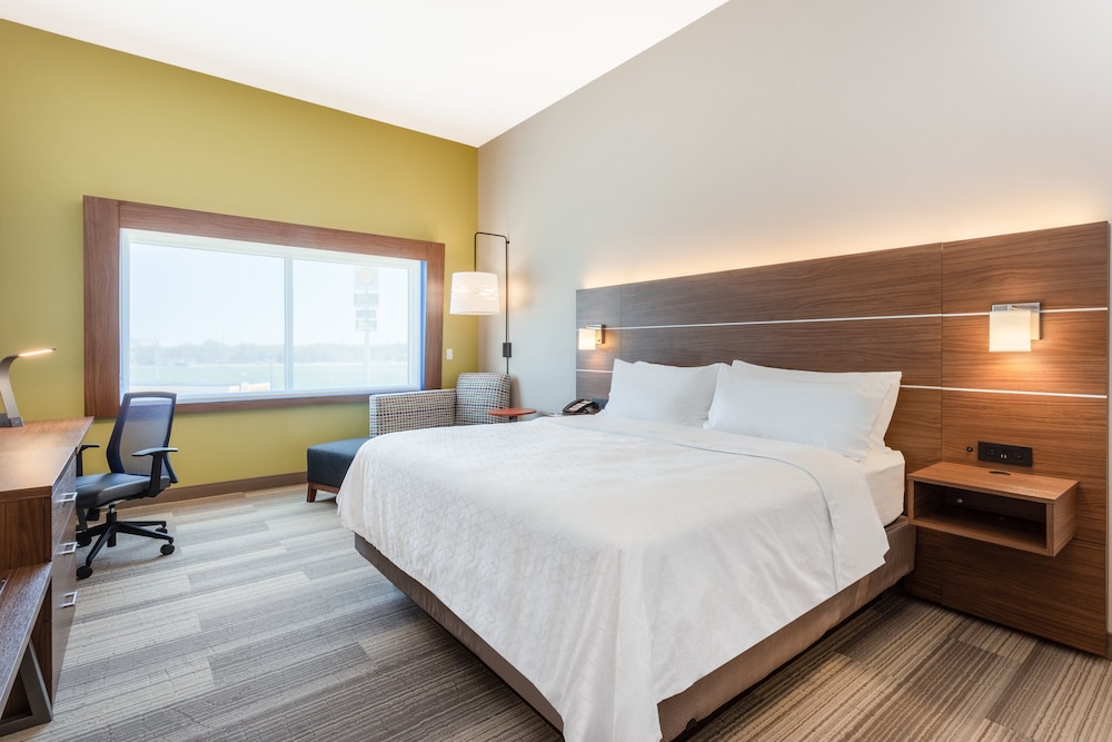 Holiday Inn Express Suites Springfield North 18/60