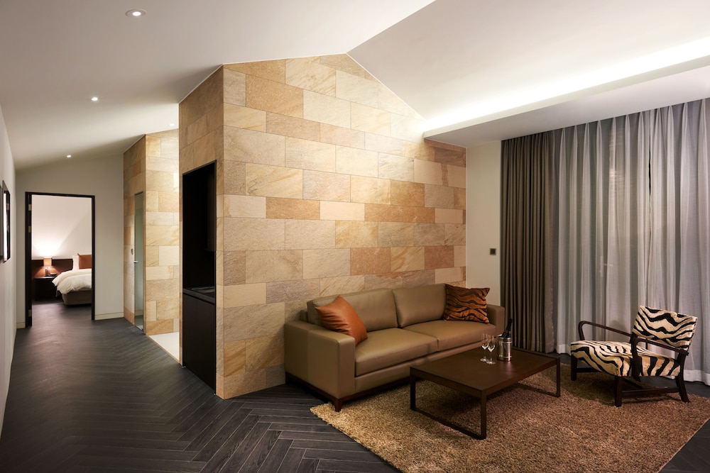 The Classic Hotel 48/68