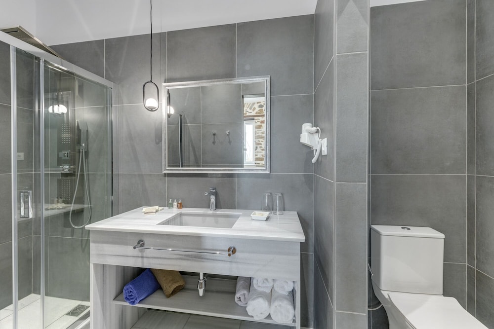 1844 Suites 56/61