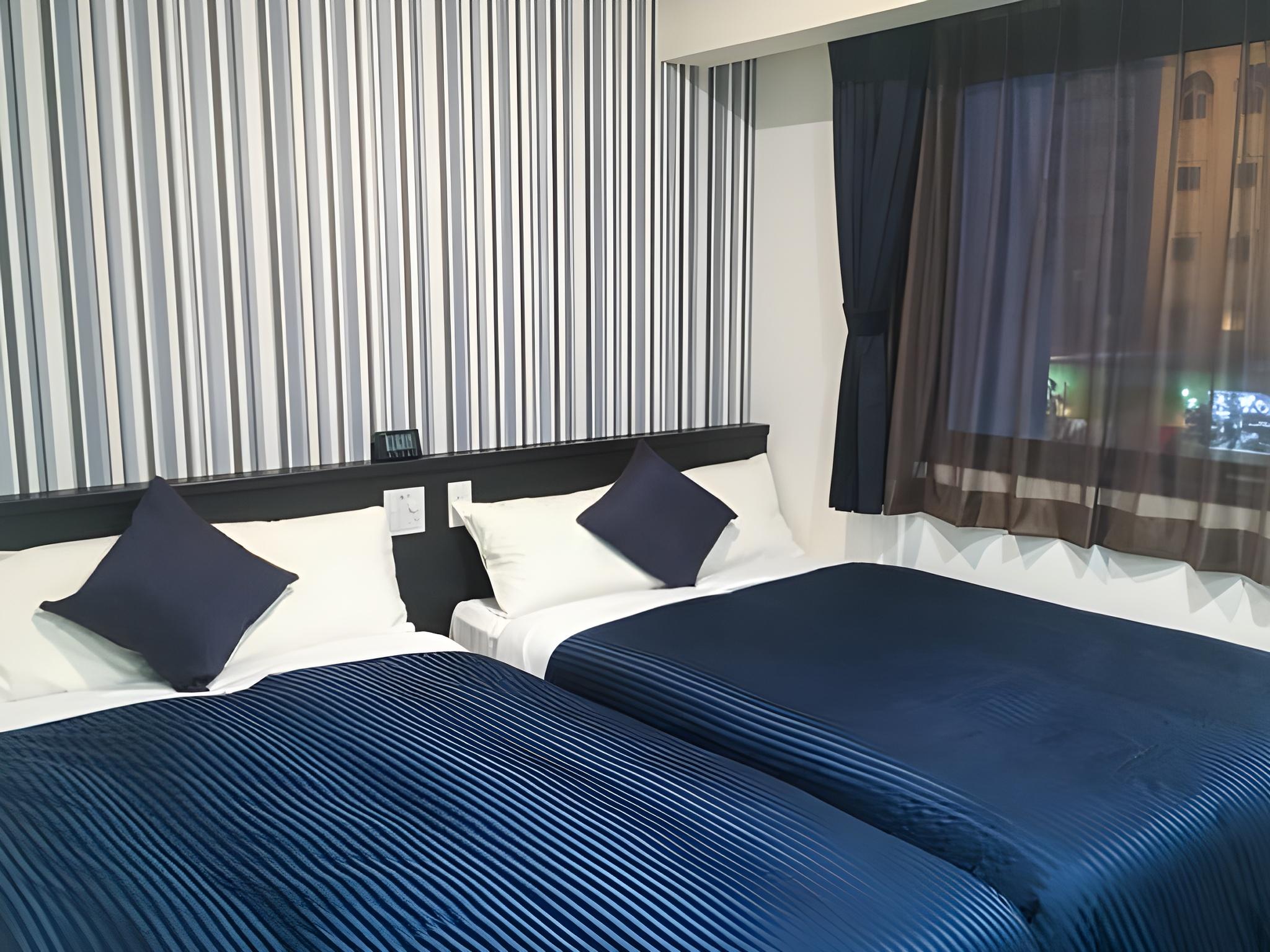 Small Double, Twin Beds, Smoking